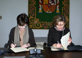 Isaura Leal y María Luisa Carcedo, durante la firma del convenio